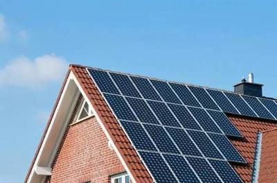 有屋頂就能裝？家用太陽能與風能發電站安裝全解析